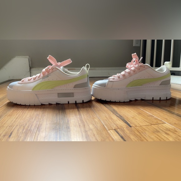 Woman’s puma shoes - Picture 2 of 3